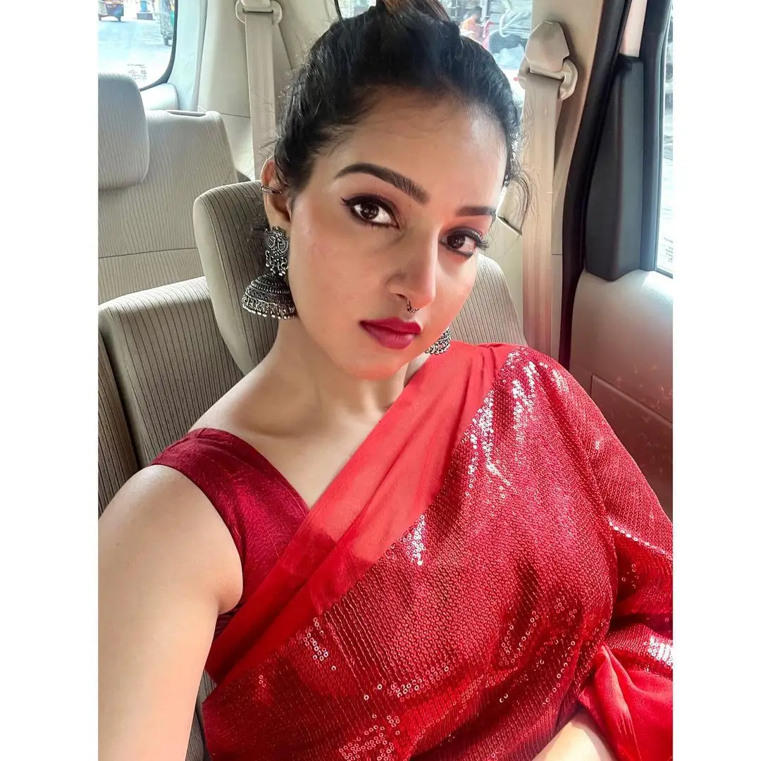 MALAYALAM ACTRESS MALAVIKA MENON IN RED SAREE SLEEVELESS BLOUSE